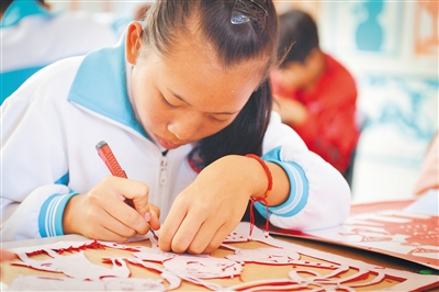 乐东大安中学学生学习剪纸技艺 本报记者 武威 通讯员 陈泰武 摄