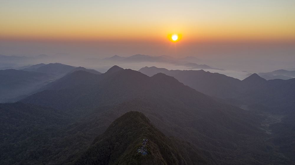 尖峰岭日出图片