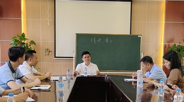 乐东中学校长图片